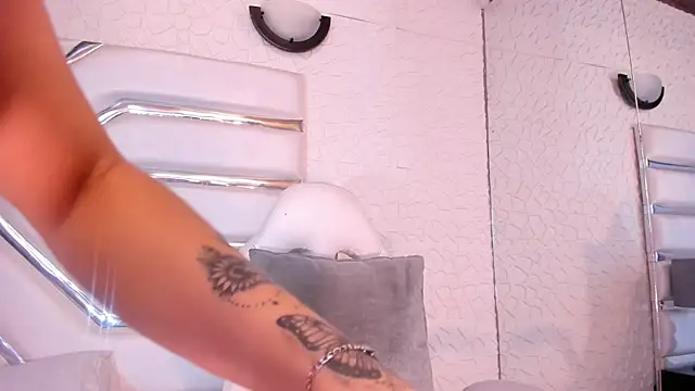 JuliaDawson  online show from 10-30-25, 09:44