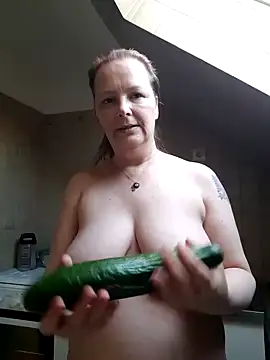 Snapshot of saharaheiss chatting on 03-07-25, 04:11 saharaheiss online show from 03-07-25, 04:11