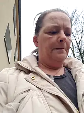 Snapshot of saharaheiss chatting on 01-22-25, 01:32 saharaheiss online show from 01-22-25, 01:32