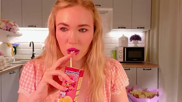 Veronika Mitchel online show from 11-29-25, 03:01