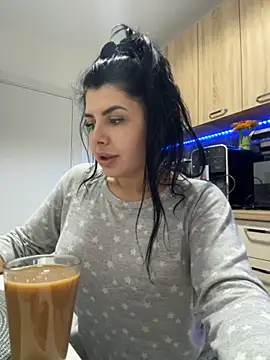 Snapshot of Scarlett-Dream chatting on 10-15-25, 05:17 Scarlett-Dream online show from 10-15-25, 05:17
