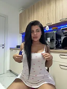 Snapshot of Scarlett-Dream chatting on 05-16-26, 06:01 Scarlett-Dream online show from 05-16-26, 06:01