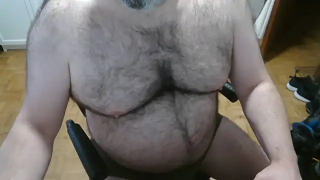 Snapshot of mikeyhotbear chatting on 11-17-25, 05:17 mikeyhotbear online show from 11-17-25, 05:17