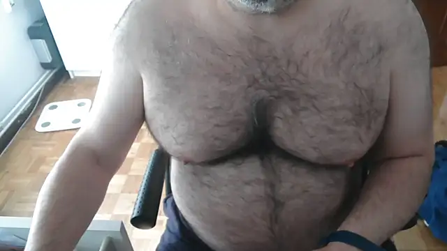Snapshot of mikeyhotbear chatting on 05-19-26, 04:25 mikeyhotbear online show from 05-19-26, 04:25
