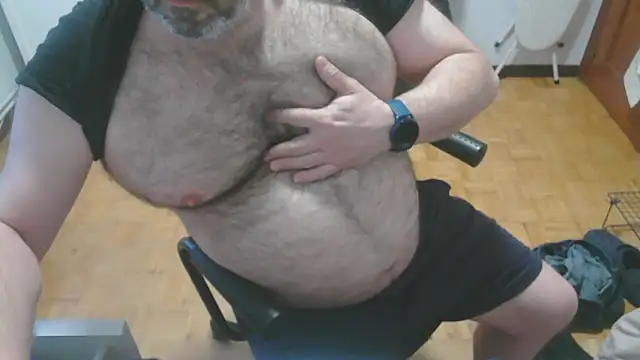 Snapshot of mikeyhotbear chatting on 05-03-26, 06:18 mikeyhotbear online show from 05-03-26, 06:18
