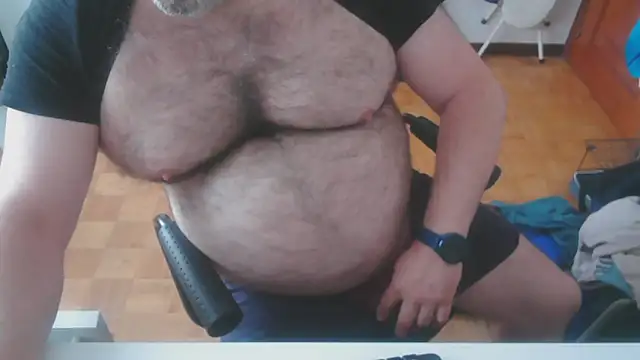 Snapshot of mikeyhotbear chatting on 05-25-26, 05:51 mikeyhotbear online show from 05-25-26, 05:51
