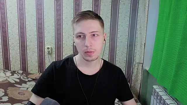 Snapshot of darienlarge chatting on 05-15-26, 12:14 darienlarge online show from 05-15-26, 12:14