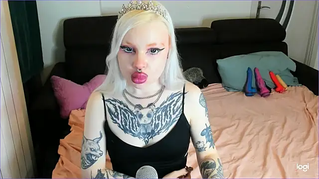 Snapshot of HelenGoat chatting on 10-30-25, 11:45 HelenGoat online show from 10-30-25, 11:45