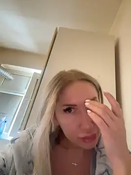 Snapshot of LexxiLow chatting on 02-18-25, 08:49 LexxiLow online show from 02-18-25, 08:49