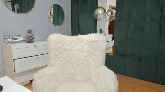 ElisaBaxter online show from 10-26-25, 06:25