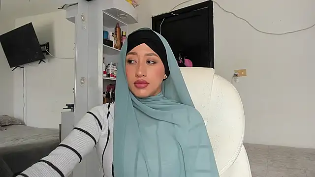 Snapshot of adila_anich chatting on 10-02-25, 06:00 adila anich online show from 10-02-25, 06:00