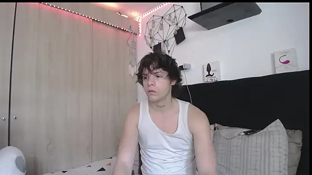Snapshot of Santiago_kiler chatting on 04-18-26, 01:02 Santiago kiler online show from 04-18-26, 01:02