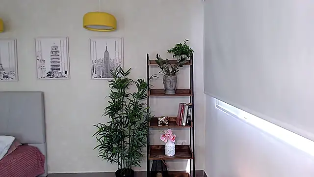 Snapshot of Sassy--Girl chatting on 02-17-25, 06:06 Sassy--Girl online show from 02-17-25, 06:06