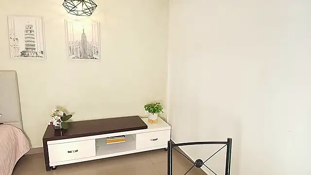 Snapshot of Sassy--Girl chatting on 11-21-25, 06:18 Sassy--Girl online show from 11-21-25, 06:18