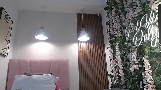 Snapshot of Sassy--Girl chatting on 09-13-25, 11:21 Sassy--Girl online show from 09-13-25, 11:21