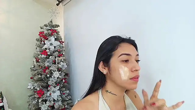 Snapshot of Sassy--Girl chatting on 12-21-25, 12:40 Sassy--Girl online show from 12-21-25, 12:40