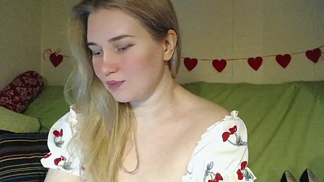 Snapshot of mmmPinUpGirl chatting on 02-15-26, 11:31 mmmPinUpGirl online show from 02-15-26, 11:31