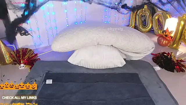 ohyesly  online show from 10-31-25, 10:56