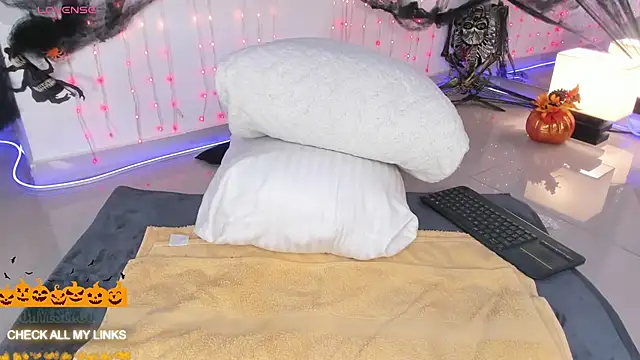 ohyesly  online show from 10-24-25, 10:58