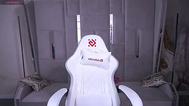 Daphne Moss online show from 03-21-25, 01:56