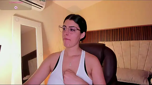 Snapshot of _Niah_ chatting on 09-25-25, 08:37 Niah online show from 09-25-25, 08:37