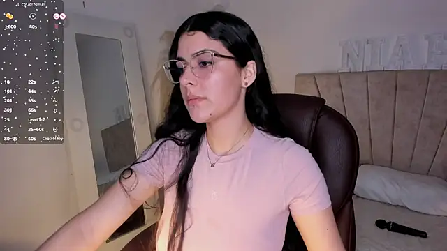 Snapshot of _Niah_ chatting on 02-24-25, 09:20 Niah online show from 02-24-25, 09:20