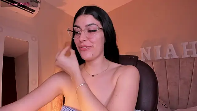 Snapshot of _Niah_ chatting on 03-11-25, 09:04 Niah online show from 03-11-25, 09:04