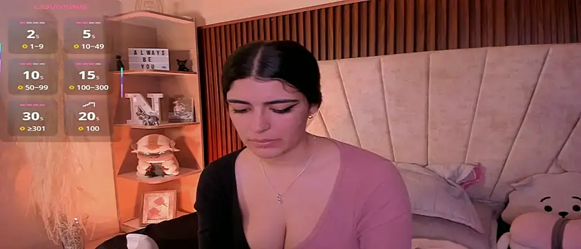 Snapshot of _Niah_ chatting on 10-21-25, 08:08 Niah online show from 10-21-25, 08:08