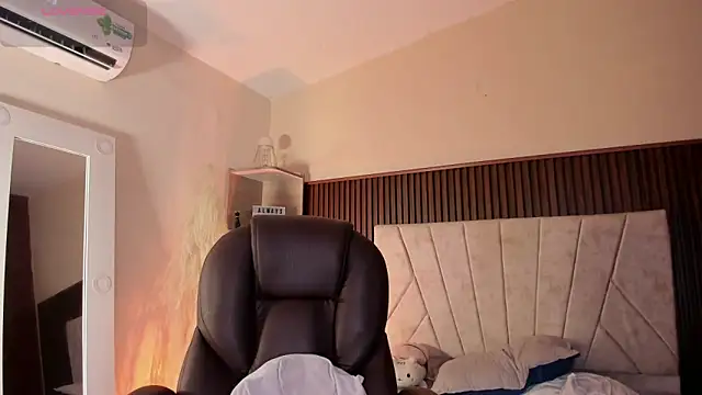 Snapshot of _Niah_ chatting on 09-15-25, 08:42 Niah online show from 09-15-25, 08:42