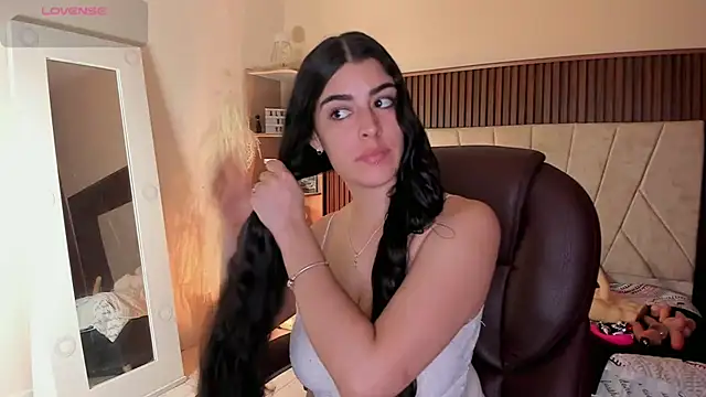 Snapshot of _Niah_ chatting on 10-13-25, 08:43 Niah online show from 10-13-25, 08:43
