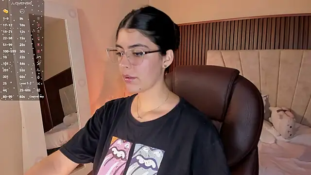 Snapshot of _Niah_ chatting on 03-21-25, 01:02 Niah online show from 03-21-25, 01:02