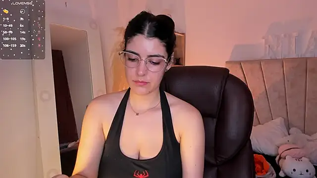 Snapshot of _Niah_ chatting on 02-28-25, 10:28 Niah online show from 02-28-25, 10:28