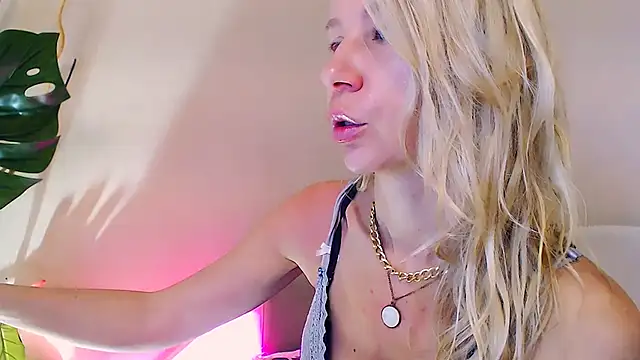 Snapshot of OLIVIA_CANDY chatting on 06-01-26, 05:07 OLIVIA CANDY online show from 06-01-26, 05:07