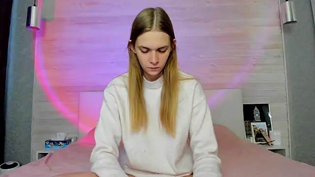 molly hunt  online show from 11-18-25, 03:54