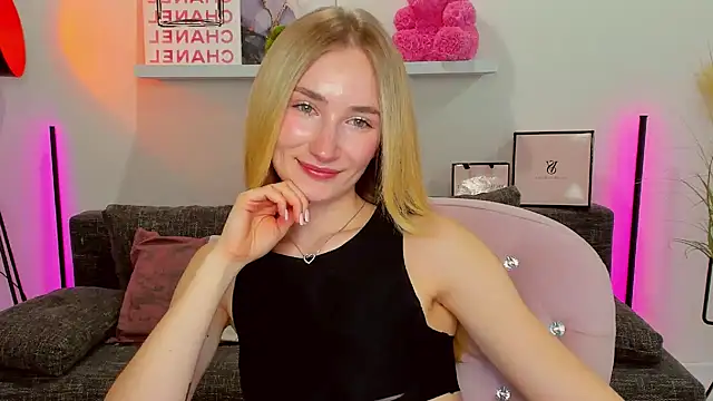 Snapshot of bella__rose chatting on 02-25-25, 07:27 bella rose online show from 02-25-25, 07:27