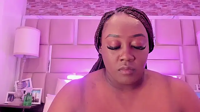 ShaniaBrownn online show from 05-06-26, 07:40