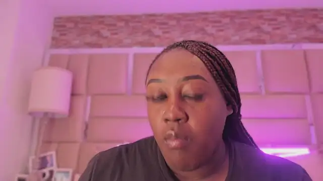 ShaniaBrownn online show from 06-05-26, 07:41