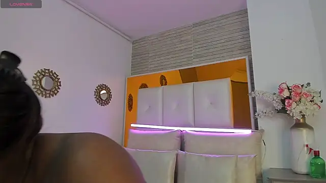 ShaniaBrownn online show from 03-06-25, 07:54