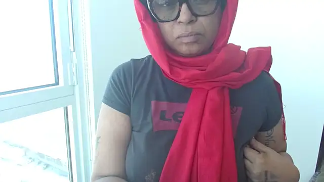 MSweetLindaParks online show from 04-10-26, 05:20