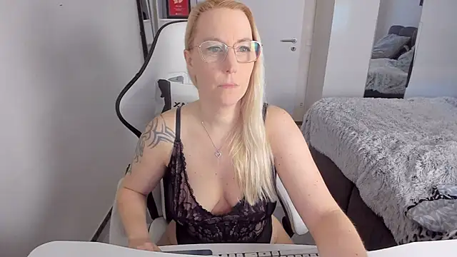 Snapshot of Sally_Secret chatting on 02-03-25, 11:09 Sally Secret online show from 02-03-25, 11:09