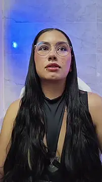 Snapshot of LauraRuiz1 chatting on 05-21-26, 01:03 LauraRuiz1 online show from 05-21-26, 01:03