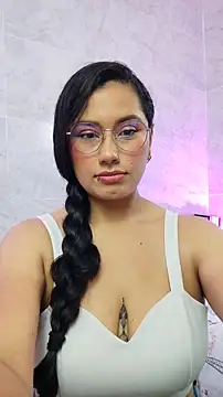 Snapshot of LauraRuiz1 chatting on 05-27-26, 01:57 LauraRuiz1 online show from 05-27-26, 01:57