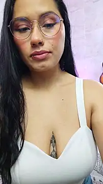 Snapshot of LauraRuiz1 chatting on 05-27-26, 01:04 LauraRuiz1 online show from 05-27-26, 01:04