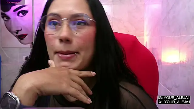 Snapshot of LauraRuiz1 chatting on 05-13-26, 04:30 LauraRuiz1 online show from 05-13-26, 04:30