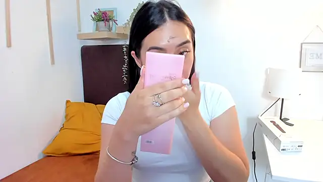 Snapshot of isabella_jade chatting on 03-15-25, 06:43 isabella jade online show from 03-15-25, 06:43