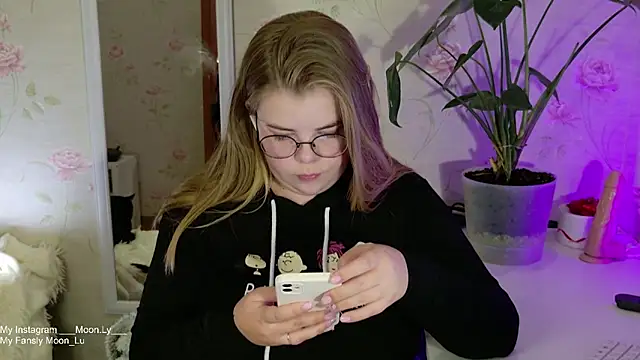 Snapshot of sinnamon_ chatting on 09-28-25, 05:20 sinnamon online show from 09-28-25, 05:20