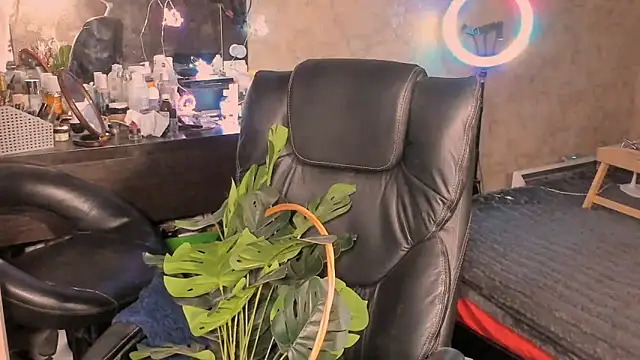 Snapshot of Miss_Poison chatting on 09-28-25, 09:00 Miss Poison online show from 09-28-25, 09:00