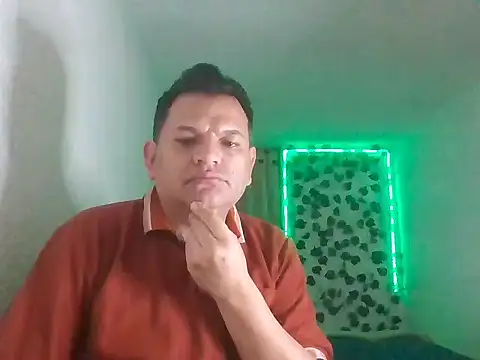 Snapshot of SexDiffrent chatting on 05-15-26, 11:14 SexDiffrent online show from 05-15-26, 11:14
