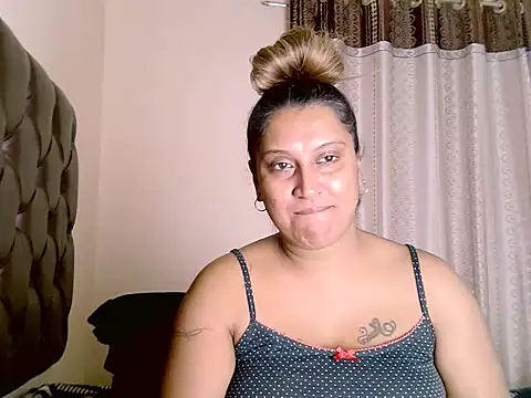 Snapshot of eroticbeauty37 chatting on 06-11-26, 02:53 eroticbeauty37 online show from 06-11-26, 02:53