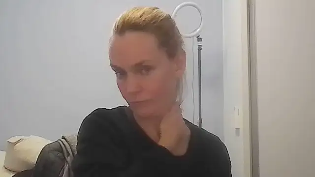 Snapshot of Annylove1 chatting on 06-24-26, 12:31 Annylove1 online show from 06-24-26, 12:31